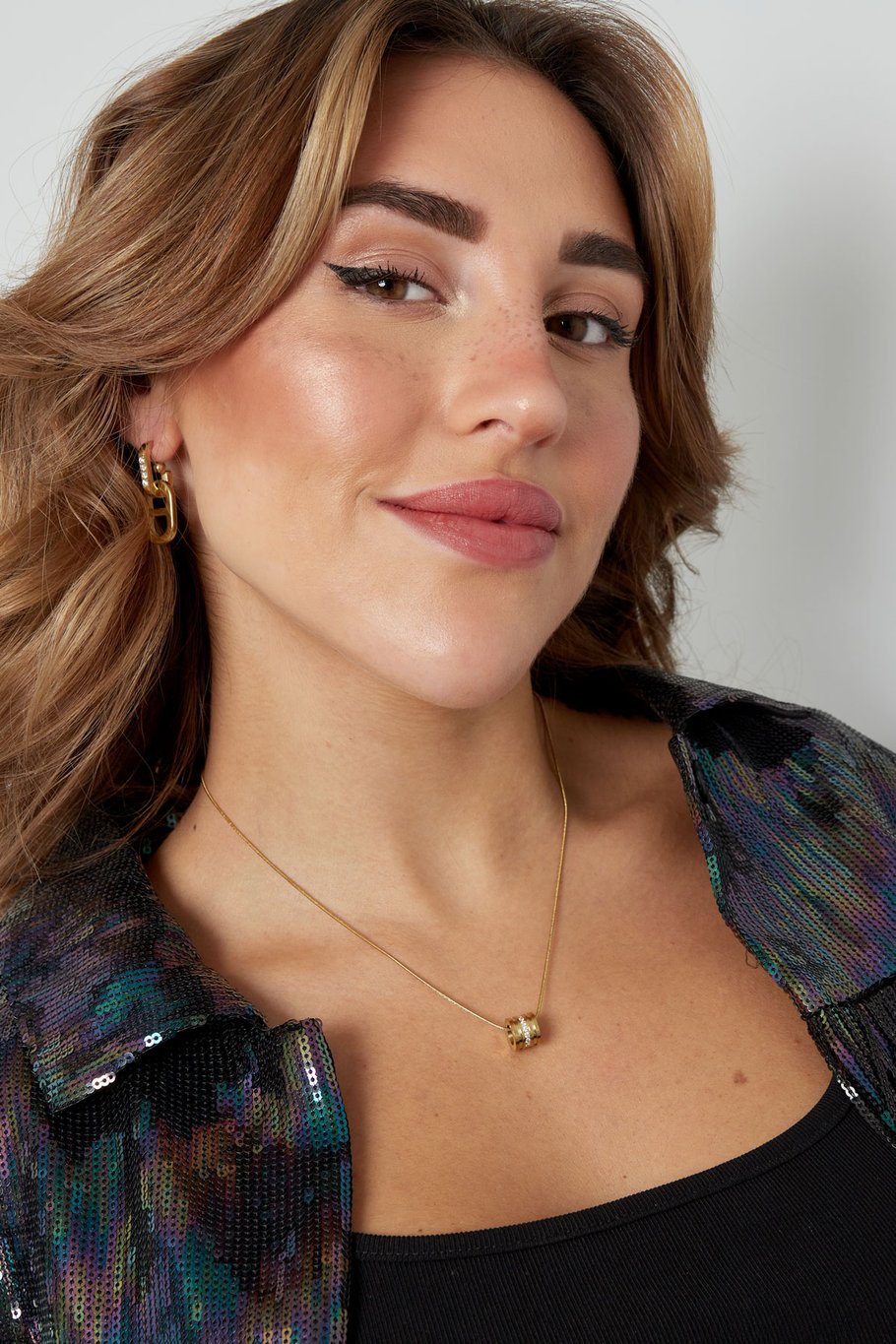 Halskette mit rundem Anhänger – Goldfarbe - Goldfarbefarbe Bild5